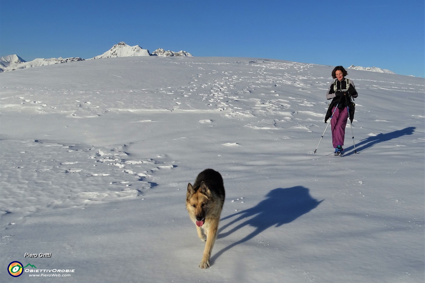 54 Attraversando il bel pianoro pascolivo del Cabretondo ammantato di neve.JPG